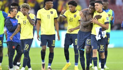 Moisés Caicedo y Kendry Páez celebran la victoria 2-1 ante Uruguay el pasado 12 de septiembre de 2023.