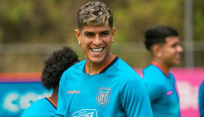 Piero Hincapié sonríe durante un entrenamiento en la Casa de la Selección en Quito, el 11 de octubre de 2023.