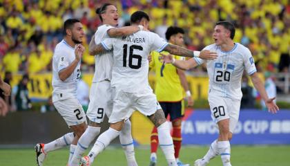 Mathias Olivera y sus compañeros festejan el gol de Uruguay ante Colombia, el 12 de octubre de 2023.