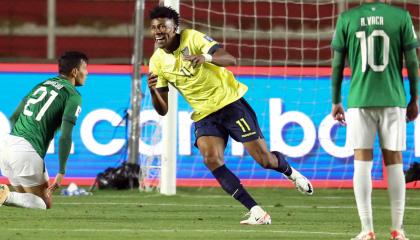 Kevin Rodríguez festeja el gol de la victoria de Ecuador ante Bolivia, en La Paz, el 12 de octubre de 2023. 