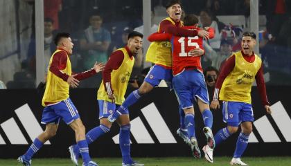 Los jugadores de Chile festejan uno de los goles ante Perú, en Santiago, el 12 de octubre de 2023. 