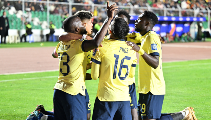 Los jugadores ecuatorianos festejan un gol ante Bolivia en La Paz, el 12 de octubre de 2023.