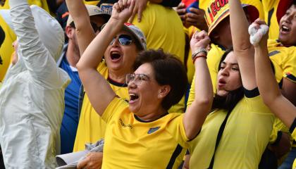 Hinchas de Ecuador gritan un gol ante Uruguay por las Eliminatorias al Mundial 2026, en el estadio Rodrigo Paz Delgado.