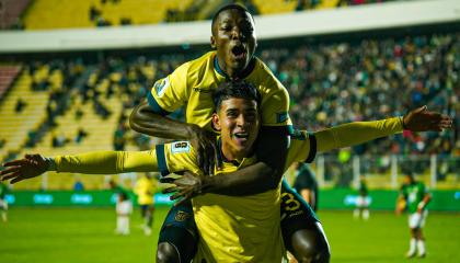 Kendry Páez y Moisés Caicedo festejan un gol en La Paz, el 12 de octubre de 2023.