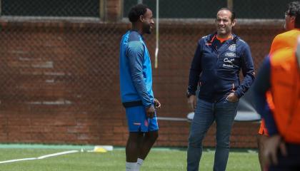 John Yeboah (i) de habla con el presidente de la Federación Ecuatoriana de Fútbol (FEF) Francisco Egas en un entrenamiento el pasado 10 de octubre de 2023.