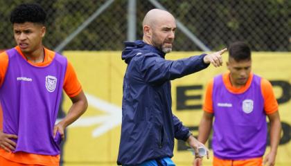 Félix Sánchez Bas dirigiendo el entrenamiento previo al partido con Colombia.