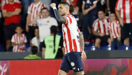 Antonio Sanabria festeja su gol en el partido de Paraguay ante Bolivia por Eliminatorias, el 17 de octubre de 2023.