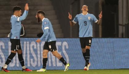 Darwin Núñez celebra su gol ante Brasil este 17 de octubre de 2023, por la Fecha 4 de Eliminatorias.