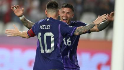 Lionel Messi festeja con Enzo Fernández, uno de los dos goles que le convirtió a Perú, en la victoria de Argentina, el 17 de octubre de 2023. 