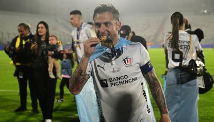 Ezequiel Piovi posa con su medalla de campeón de Copa Sudamericana 2023.