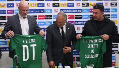 El director técnico de la selección boliviana, Antonio Carlos Zago (i), el presidente de la federación boliviana de fútbol, Fernando Costa (c) y el gerente de selecciones Julio Cesar Baldiviezo, participan durante la presentación del nuevo cuerpo técnico de la selección, el 31 de octubre.