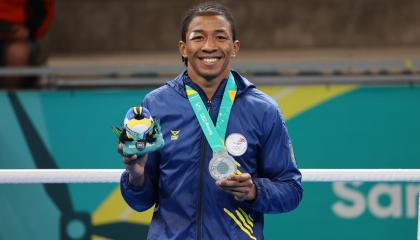 José Gabriel Rodríguez sostiene su medalla de plata en los Panamericanos de Santiago 2023.