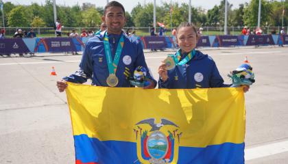 Daniel Pintado y Glenda Morejón celebran la medalla de oro en los Juegos Panamericanos, el 4 de noviembre de 2023. 