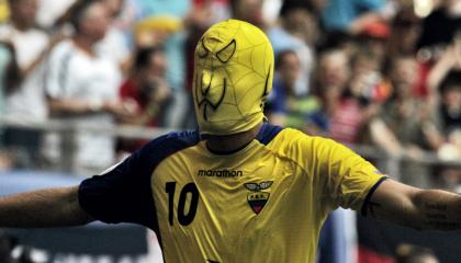 Jaime Iván Kaviedes festeja con una máscara de Spiderman el gol de Ecuador ante Costa Rica, el 15 de junio de 2006, en un partido del Mundial de Alemania. 