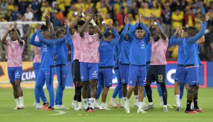 Los jugadores de Ecuador saludan al público en el estadio Rodrigo Paz Delgado, antes del partido ante Colombia, el 17 de octubre de 2023. 