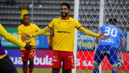 Jeison Medina, de Aucas, festeja un gol contra Mushuc Runa el 29 de octubre de 2023, por LigaPro.