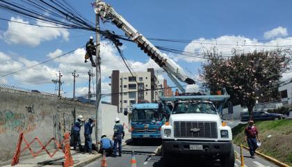 Trabajadores de la Empresa Eléctrica Quito en labores de mantenimiento, el 7 de noviembre de 2023.