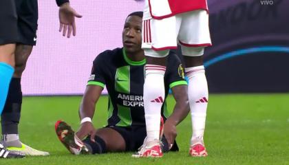 Pervis pidió el cambió a los 12 minutos de haber ingresado en el partido del Ajax ante el Brighton, este 9 de noviembre de 2023.