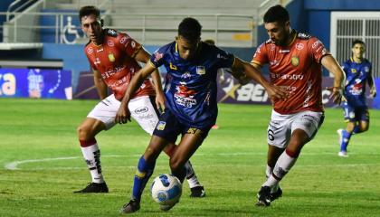 Jugadores de Delfín y Deportivo Cuenca disputan una pelota en la Fecha 13 de LigaPro, el 13 de noviembre de 2023.