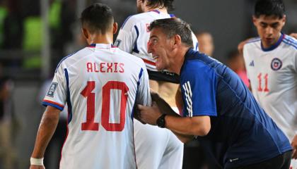 El DT Eduardo Berizzo le da indicaciones a Alexis Sánchez durante un partido ante Venezuela, en Maturín, el 17 de octubre de 2023.