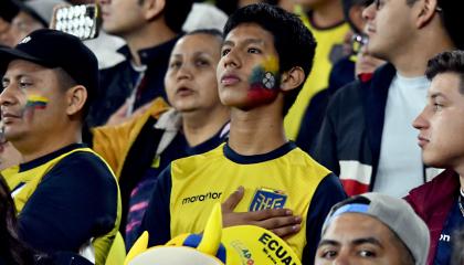 Un hincha de Ecuador con su mano en el pecho durante el partido ante Colombia, el martes 17 de octubre de 2023.