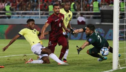 El momento en el que José Cifuentes convierte el gol de Ecuador ante Venezuela, pero que fue anulado por el árbitro paraguayo Juan Benítez, el 16 de noviembre de 2023. 