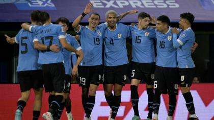 Los jugadores de Uruguay celebran el gol de Ronald Araújo ante Argentina, el 16 de noviembre de 2023.