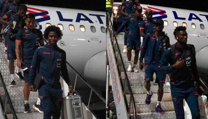 Los futbolistas ecuatorianos bajan del avión en el aeropuerto de Maturín, el 15 de noviembre de 2023.