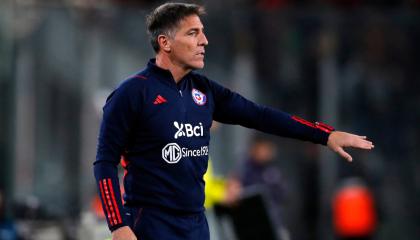 Eduardo Berizzo da instrucciones durante el partido entre Chile y Paraguay, el 16 de noviembre de 2023.