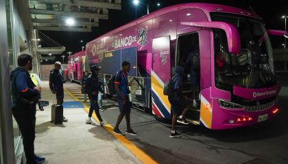 Los jugadores de Ecuador se suben al bus que los traslada hasta la Casa de la Selección, el 17 de noviembre de 2023.