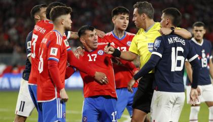 Los jugadores chilenos discuten con Matías Rojas, de Paraguay, en un partido por Eliminatorias, el 16 de noviembre de 2023. 