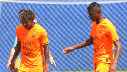 Joao Ortíz y Robert Arboleda en el entrenamiento en la Casa de la Selección el sábado 18 de noviembre de 2023.