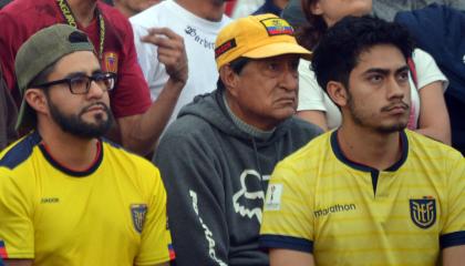 Hinchas de Ecuador ven el partido ante Venezuela en la plaza 9 de Octubre, en Cuenca, el jueves 16 de noviembre de 2023.