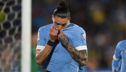 Darwin Núñez besa su camiseta tras convertir un gol con Uruguay en las Eliminatorias, el 21 de noviembre de 2023.