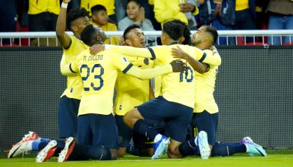 Los jugadores de Ecuador celebran el gol de Ángel Mena, en el partido ante Chile, el 21 de noviembre de 2023. 