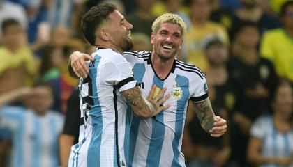 Nicolás Otamendi y Rodrigo de Paul celebran en el partido de Argentina ante Brasil, el 21 de noviembre de 2023. 