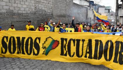 Hinchas ecuatorianos llegando al estadio Rodrigo Paz Delgado el Hinchas de Ecuador llegando al estadio para el partido ante Chile el 21 de noviembre de 2023.