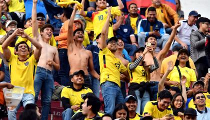 Hinchas de Ecuador, durante el partido ante Chile por Eliminatorias, el 21 de noviembre de 2023.