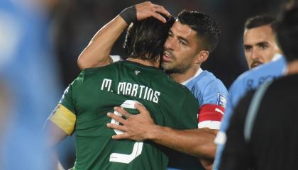 Marcelo Moreno Martins se despide de la selección boliviana y es abrazado por el uruguayo Luis Suárez, el 21 de noviembre de 2023. 