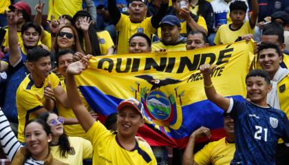 Jugadores de Ecuador festejan tras el triunfo ante Chile por Eliminatorias, el 21 de noviembre de 2023.