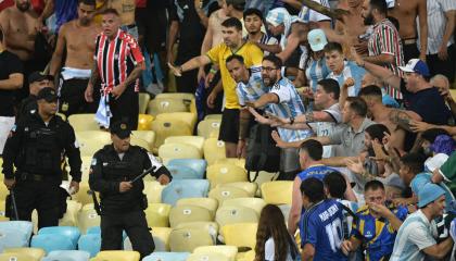 La policía brasileña reprimió a la hinchada argentina durante el clásico ante Brasil, este 21 de noviembre de 2023.