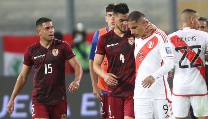 Paolo Guerrero, de Perú, habla con Wilker Ángel, de Venezuela, durante el partido por la Fecha 6 de Eliminatorias, el 21 de noviembre de 2023.