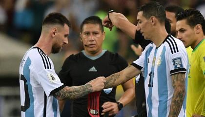 Lionel Messi le entrega la banda de capitán a Ángel Di María en el partido entre Argentina y Brasil por Eliminatorias, el 21 de noviembre de 2023.