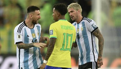 Messi discute con Rodrygo durante el Brasil-Argentina del pasado 21 de noviembre de 2023.