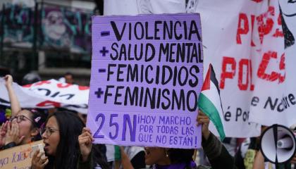 Mujeres participan en  la Marcha por el día de la no violencia a la mujer en Quito, el 25 de noviembre de 2023.