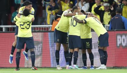 Jugadores de Ecuador celebran el gol ante Chile, por Eliminatorias, el 21 de noviembre de 2023.