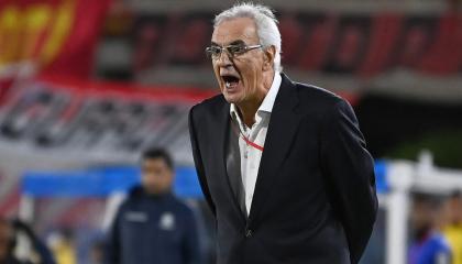 Jorge Fossati dirige un partido con Universitario de Deportes por Copa Sudamericana, en Bogotá, el 8 de junio de 2023.