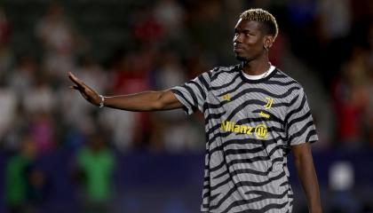 Paul Pogba, de la Juventus, saluda durante el partido amistoso de pretemporada entre Juventus y AC Milan en Dignity Health Sports Park el 27 de julio de 2023 en Carson, California.