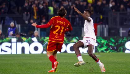 Paulo Dybala, de la Roma, y Michael Kayode, de Fiorentina, durante el partido de la Serie A italiana, el 10 de diciembre 2023.