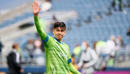 Xavier Arreaga de Seattle Sounders saluda a los fanáticos después del empate 1-1 contra Atlanta United, el 23 de mayo de 2021.